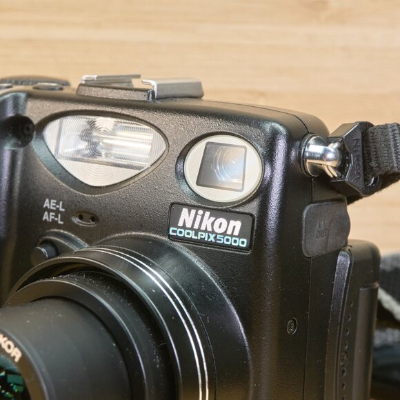 Nikon Coolpix 5000 / 5MP Digital Camera / 3x Optical Zoom / Tested - Picture 4 of 10